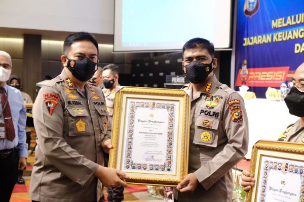 buka rakor penyusunan dan penyajian anggaran jajaran polda riau 2021 kapolda berikan reward satker berprestasi 23135