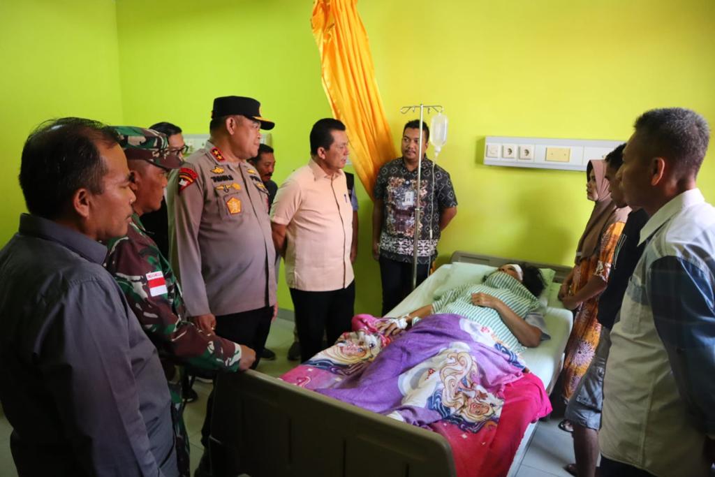bupati hingga kapolda jenguk korban longsor natuna di rsud 55444