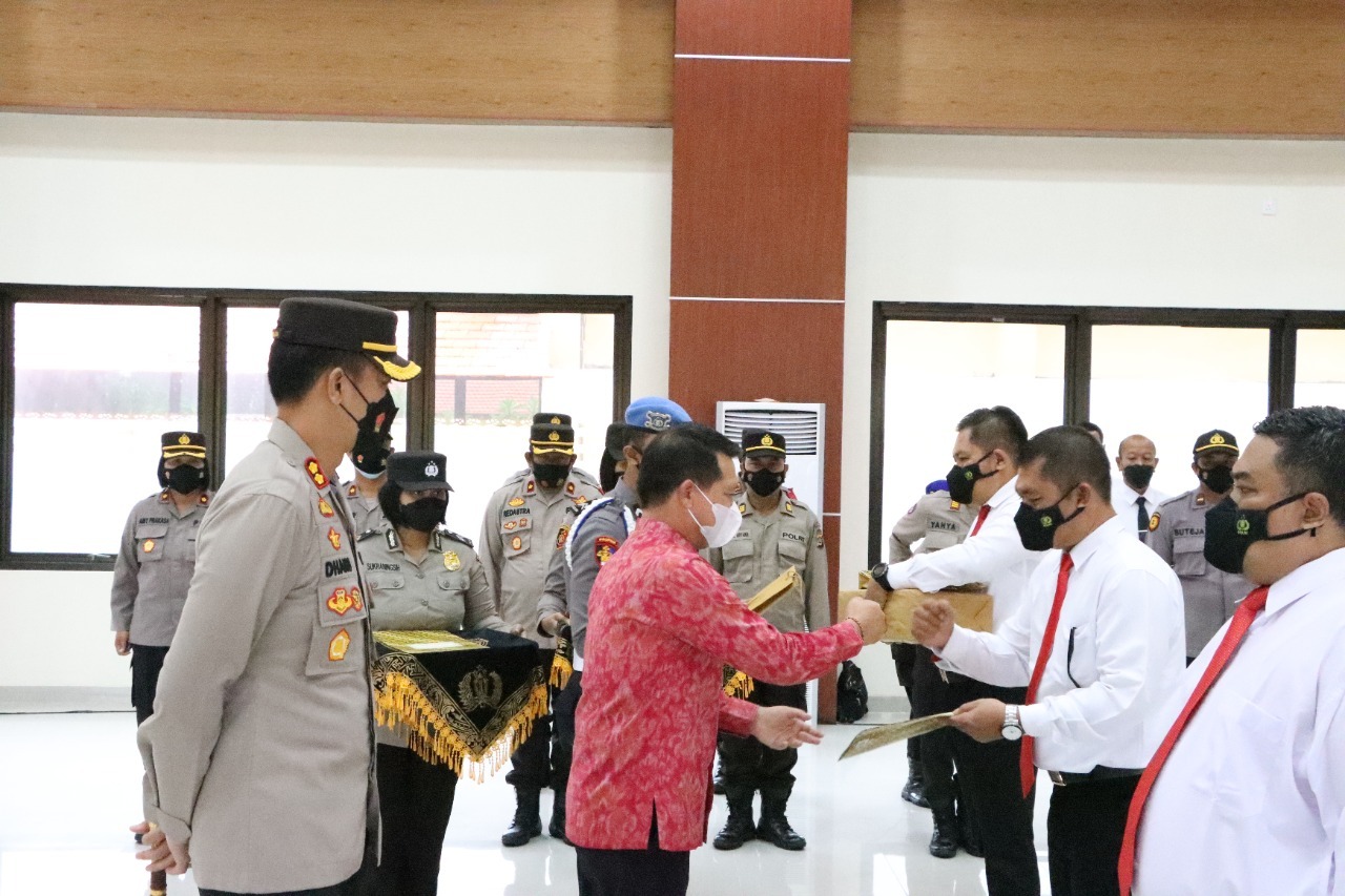 bupati klungkung beri penghargaan dan apresiasi kepada polres klungkung 21005