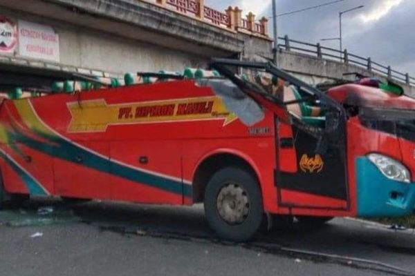 bus tabrak flyover simpang lapan hingga atap bus terpisah polisi masih memburu sopir 23096