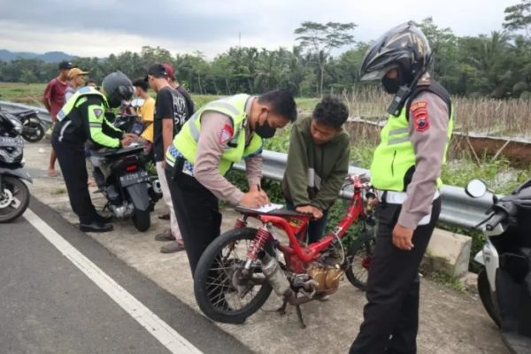 cara yang salah mengisi waktu ngabuburit polisi mengamankan keenam pemuda dan motornya 45690