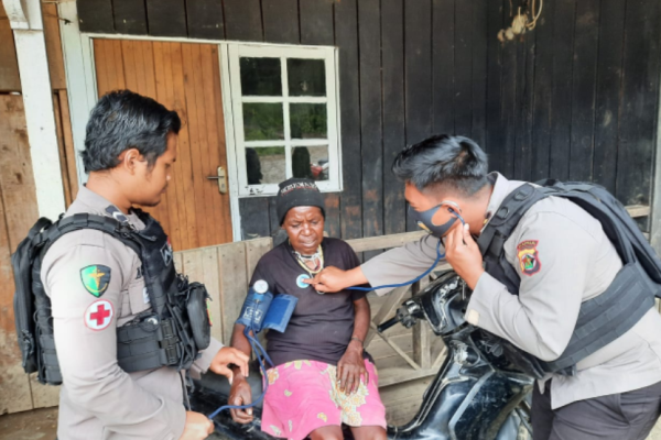cartenz peace operations provides free medical treatment for the puncak regent community 45564