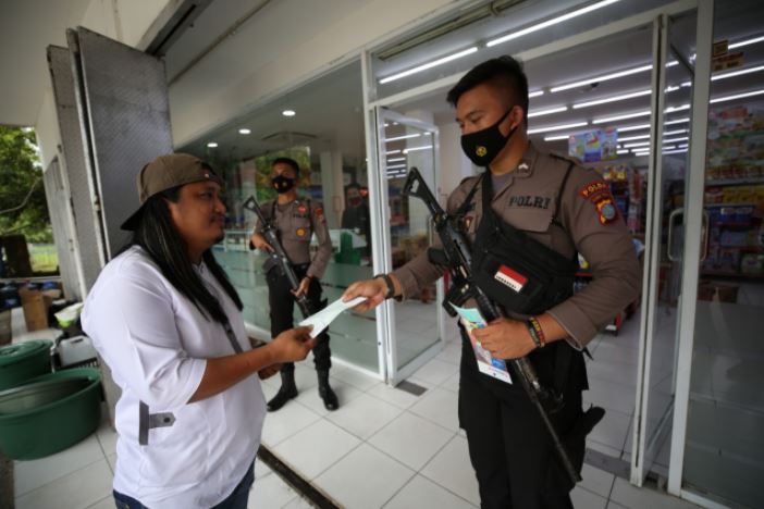 cegah aksi penjarahan polda sulbar kawal ketat toko dan spbu di mamuju 15899