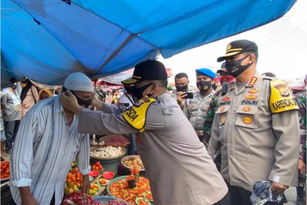 cegah covid 19 kapolda maluku bagikan masker kepada masyarakat 11386