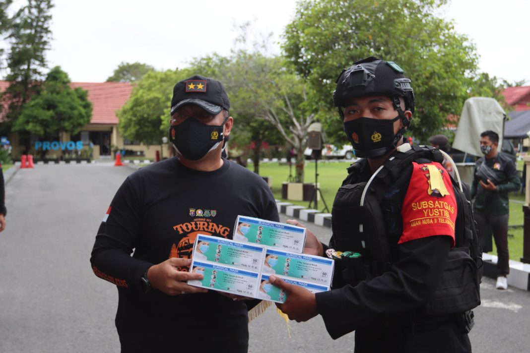 cegah covid 19 polda kalteng bersama polres jajarannya serentak lakukan gerakan maskerisasi 30904
