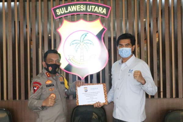 cegah covid 19 polda sulut terima bantuan 100 000 masker medis dari indika foundation 35285