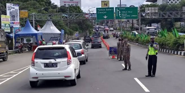 cegah kemacetan polisi mulai batasi kendaraan besar masuk jalur alternatif puncak bogor 46534