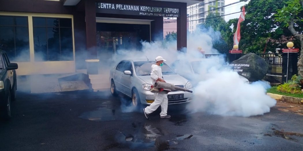 cegah nyamuk demam berdarah polresta bandar lampung lakukan fogging 48167