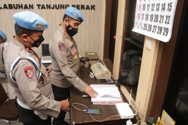 cegah pelanggaran anggota kabid propam polda jatim bersama anggota mengecek kedisiplinan dan kesiapsiagaan polsek jajaran 23057