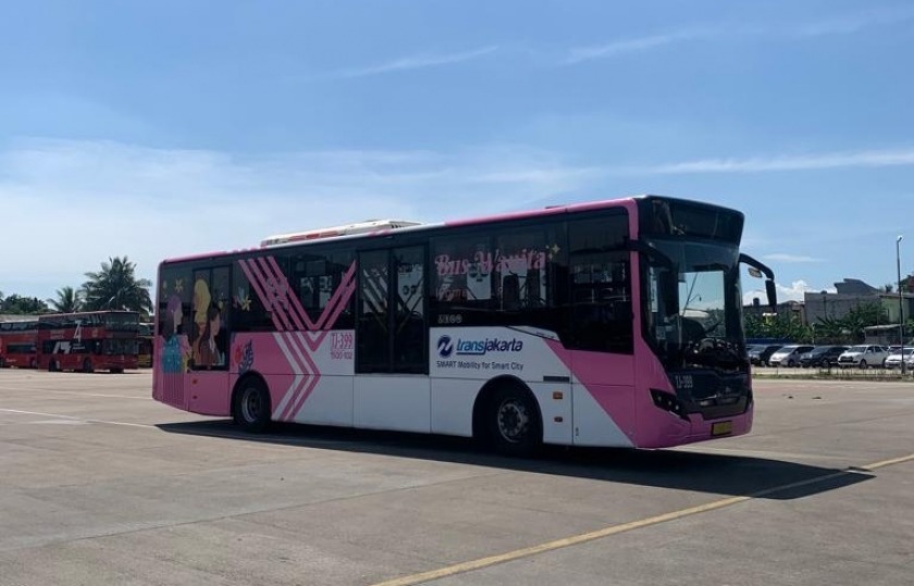 cegah pelecehan seksual transjakarta tambah 20 unit bus pink 55079
