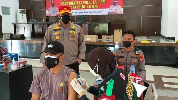cegah penyebaran covid 19 260 siswa spn polda kalteng ikuti vaksinasi dosis 2 9453