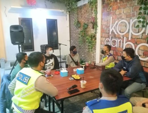 cegah penyebaran covid 19 ditlantas polda banten berikan imbauan prokes dengan kegiatan yuk ngopi wae 20184