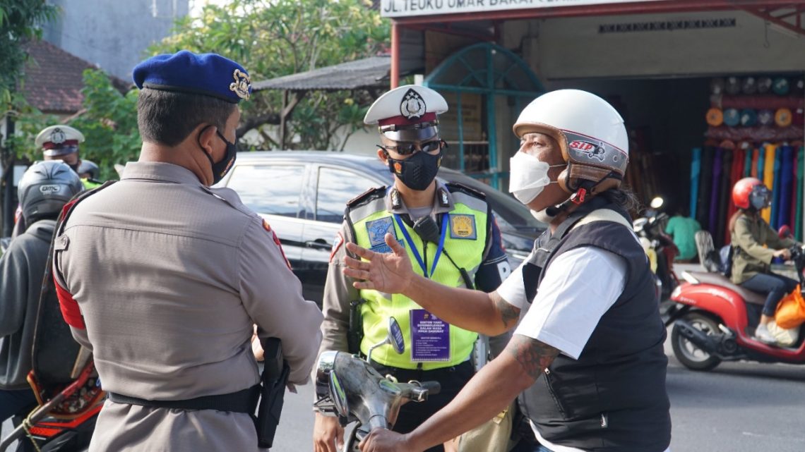 cegah penyebaran covid 19 polda bali sekat pintu masuk menuju denpasar 37108