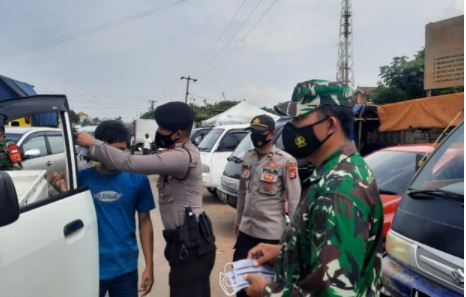cegah penyebaran covid 19 polda banten bersama korem 064 maulana yusuf bagikan 5000 masker di kota serang 36711