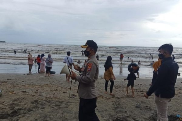 cegah penyebaran covid 19 polda banten imbau protokol kesehatan kepada pengunjung tempat wisata anyer 13173
