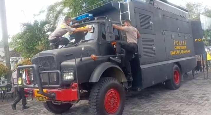 cegah penyebaran covid 19 polda jateng siapkan watercanon semprot desinfektan 9274