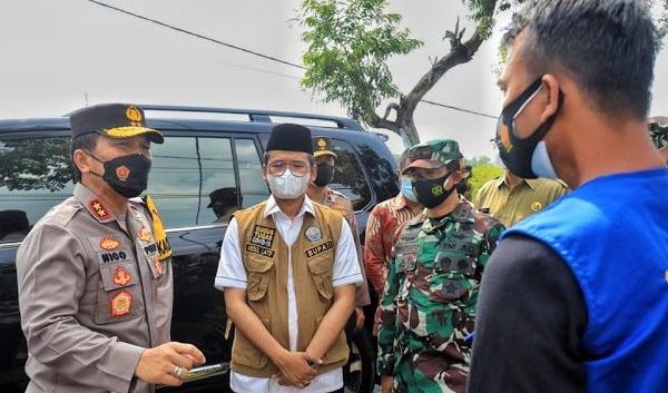 cegah penyebaran covid 19 polda jatim kerahkan pasukan di zona merah bangkalan 9277
