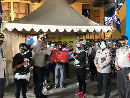 cegah penyebaran covid 19 polda metro jaya bagikan masker kepada pengunjung pasar cipulir 32715