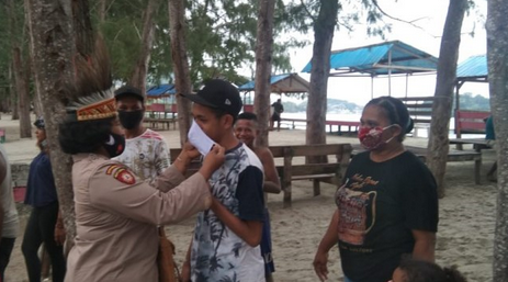 cegah penyebaran covid 19 polda papua beri imbauan protokol kesehatan di lokasi wisata 12921