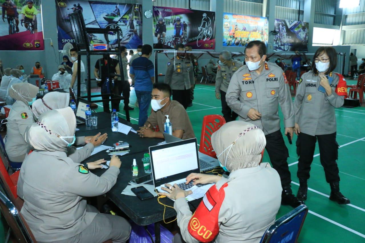 cegah penyebaran covid 19 polda sumbar gelar vaksinasi 9314