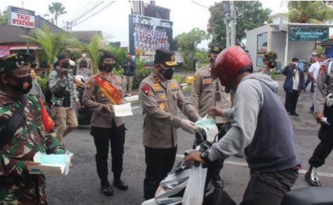 cegah penyebaran covid 19 wakapolda bali bagikan 5000 masker kepada masyarakat di canggu 36715