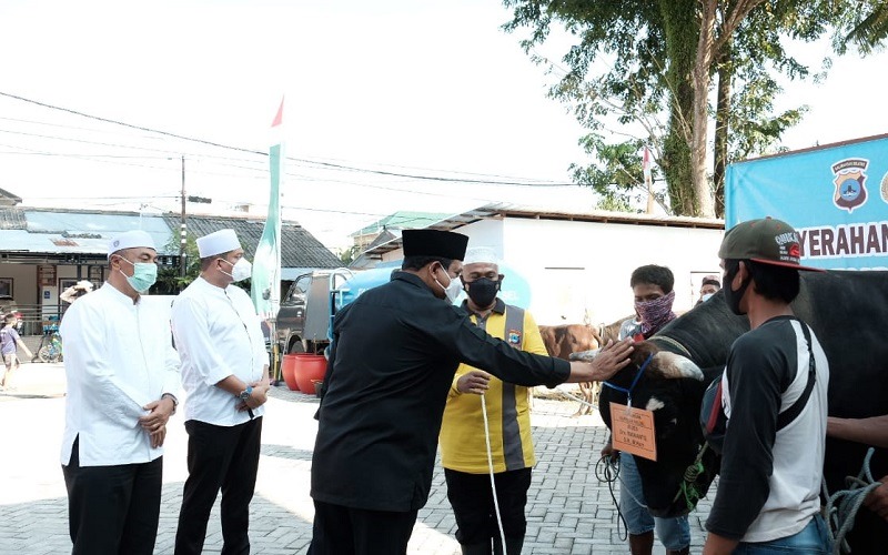 celebrating 2021 eid al adha south kalimantan regional police distributed qurban door to door 40805