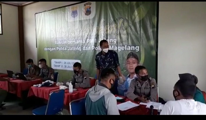 central java regional police and pkc pmii held vaccination event at staia al husain syyubanul wahton campus 41062