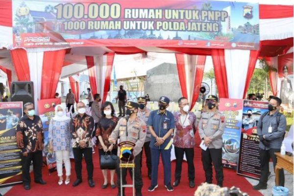 central java regional police chief attends the declaration of 100 thousand houses for police members 1000 houses are in central java 39172