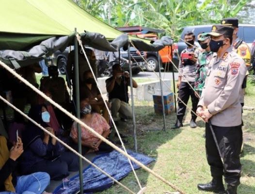 central java regional police chief entertains earthquake affected residents in ambarawa 43330