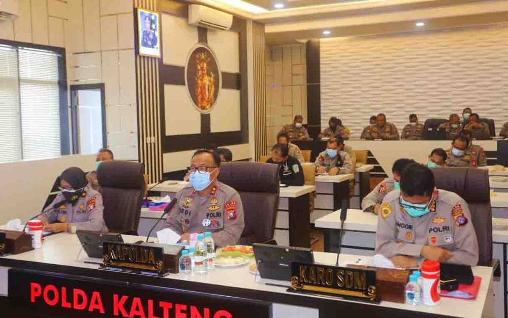 central kalimantan regional police ask staff to keep implementing health protocols during bhayangkara anniversary 28901