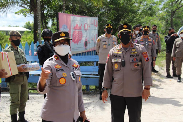 central kalimantan regional police chief inspects the tanking and kasongan blocking post 41312