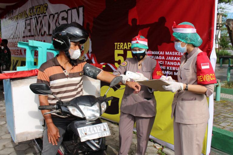 central kalimantan regional police holds drive thru independent vaccination to commemorate indonesian independence day 41384