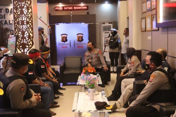 central kalimantan regional police prioritise humane side in securing peaceful demonstration 43300