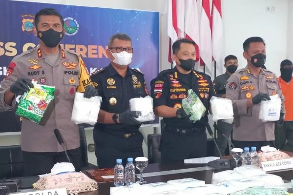 central sulawesi regional police holds press conference on disclosure of 29 kg of methamphetamine 44674