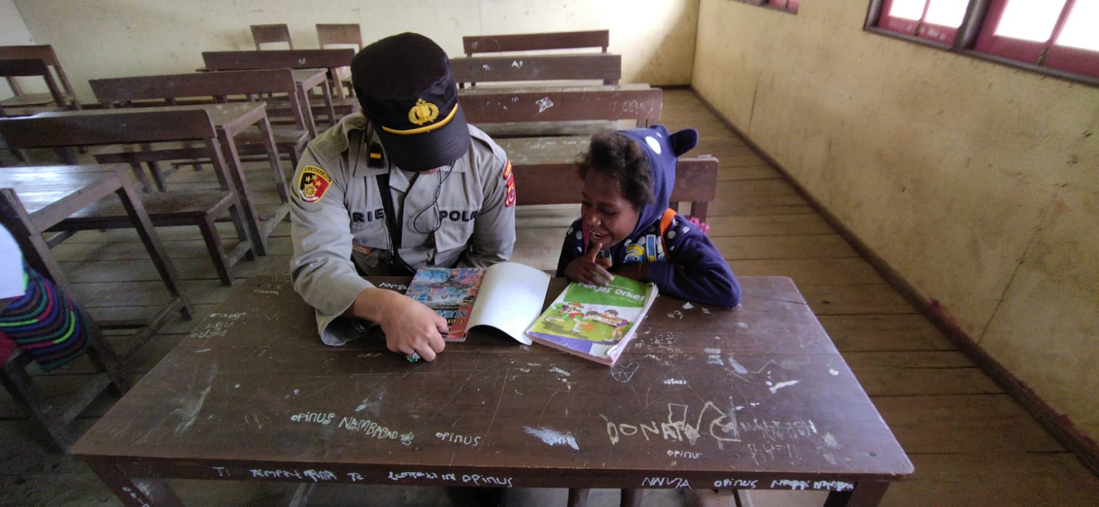 cerdaskan generasi muda sejak usia dini binmas noken turun langsung ke sekolah 46221