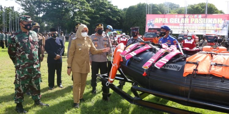 ceremony holds troops in the context of disaster management in banyuwangi 43322