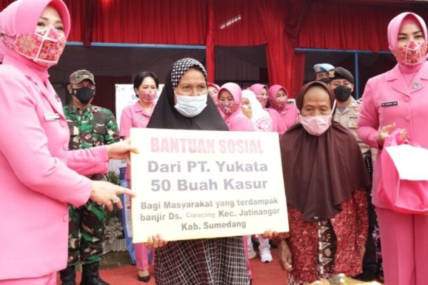 chairman of west java bhayangkari gives compensation to the elderly and flood victims 44696