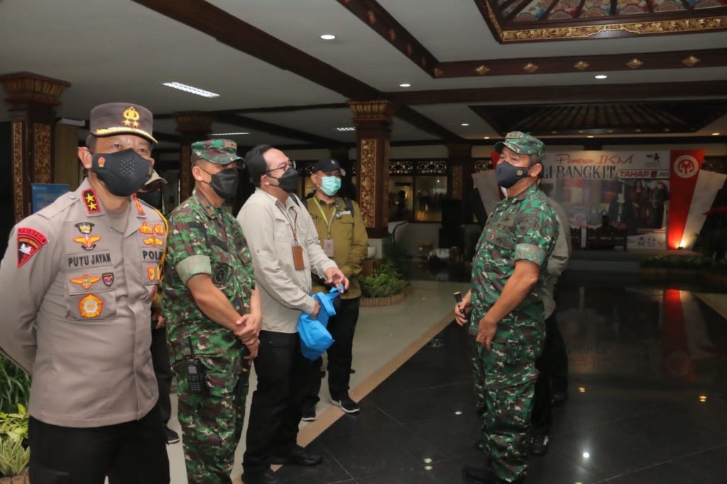 chief of bali regional police accompanied indonesian president in visiting 2021 bali bangkit exhibition 44682