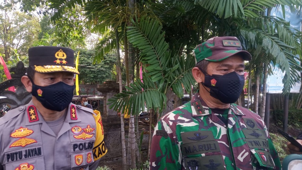chief of bali regional police and commander of 9th udayana military region encourages self isolating people to move to isoter 41292