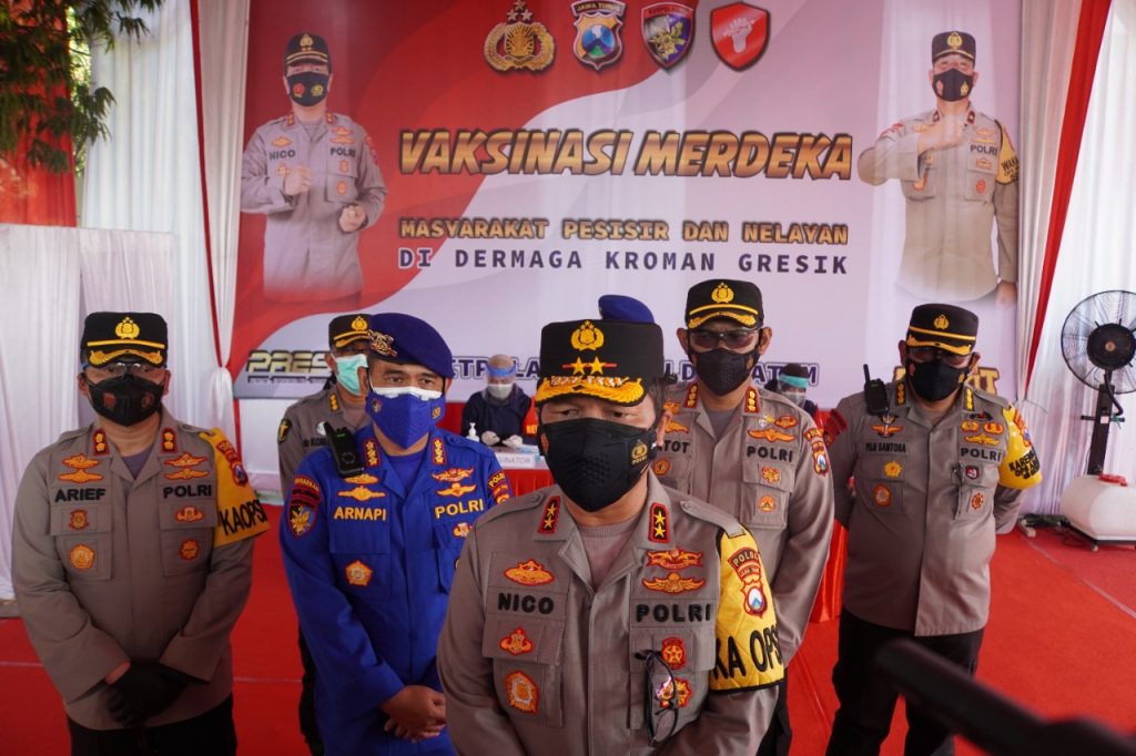 chief of east java regional police chief monitored mass vaccination and distribute packages of nine basic needs to fishers in gresik 41064