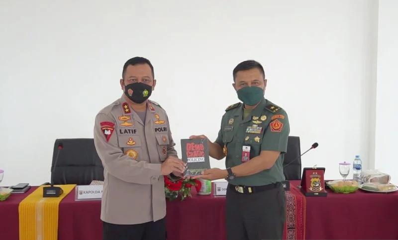 chief of east nusa tenggara regional police donates hundreds of books to the pertahanan university of the republic of indonesia at the border 43611