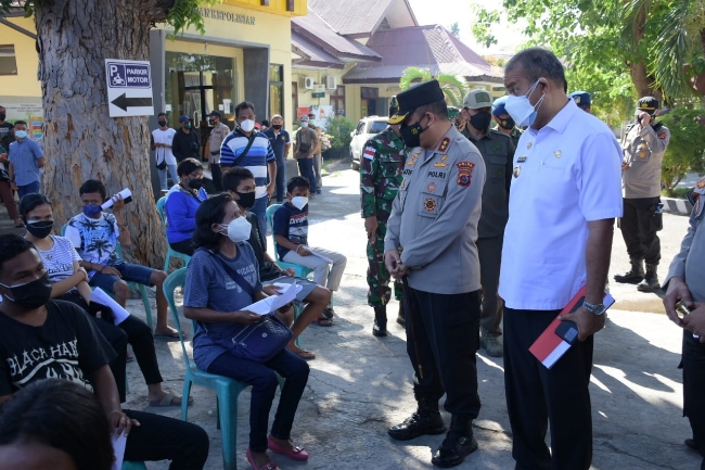 chief of east nusa tenggara regional police monitored ppkm level iv implementation in east sumba district 40953