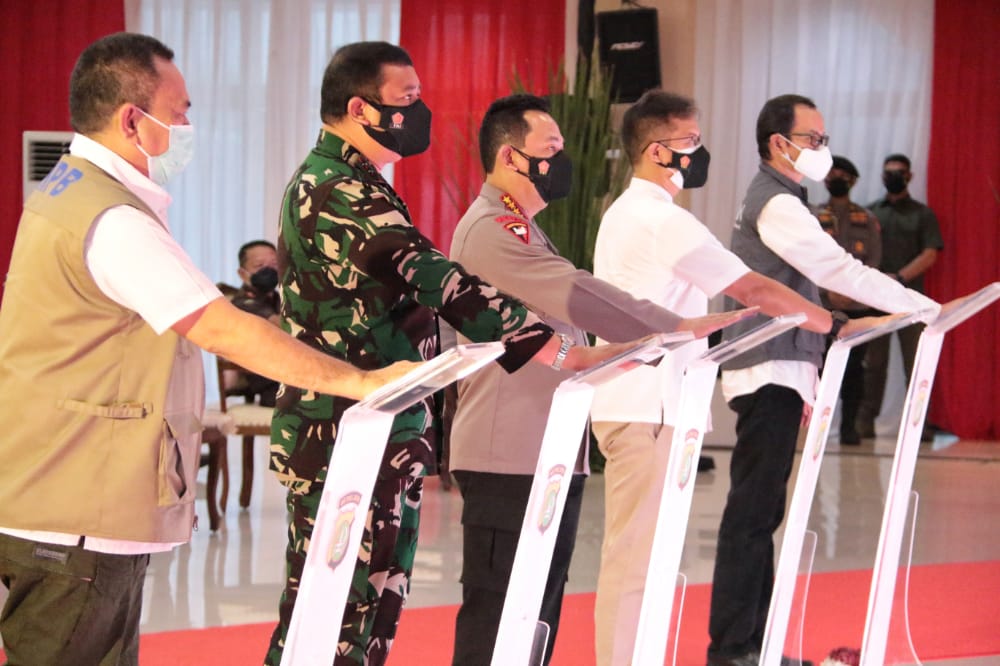 chief of indonesia national police together with indonesian minister of health lead the launch of free vaccination movement 41021