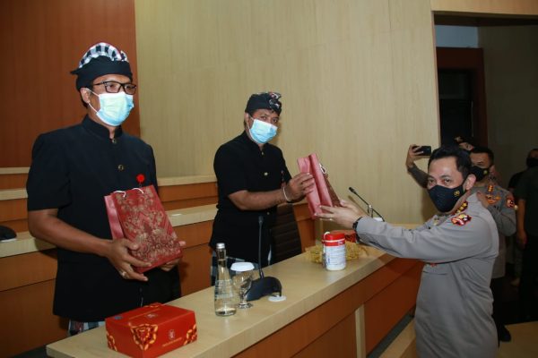 chief of inp has awarded pecalang bali honors for contribution to society 38622