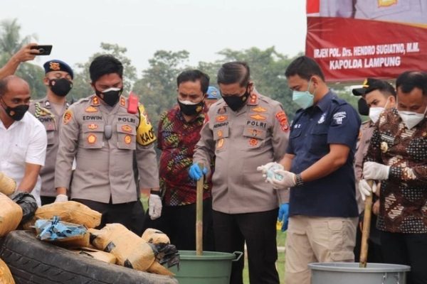 chief of lampung regional police appreciated south lampung departmental police for successfully twarthing drug smuggling worths billion of rupiah 41418