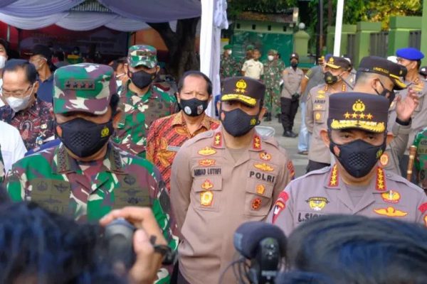 chief of national police and commander of national armed forces inspected vaccination in pati regency to ensure smooth operation 28761