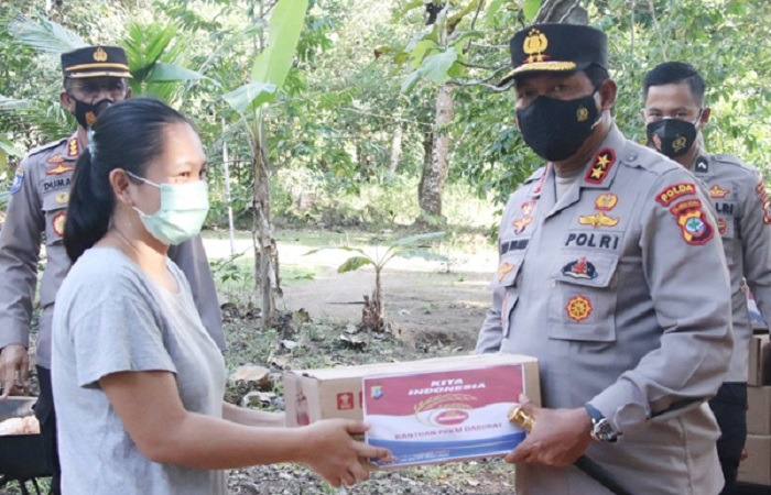 chief of north sulawesi regional police gives social aid to people affected by the pandemic in mapanget 40952