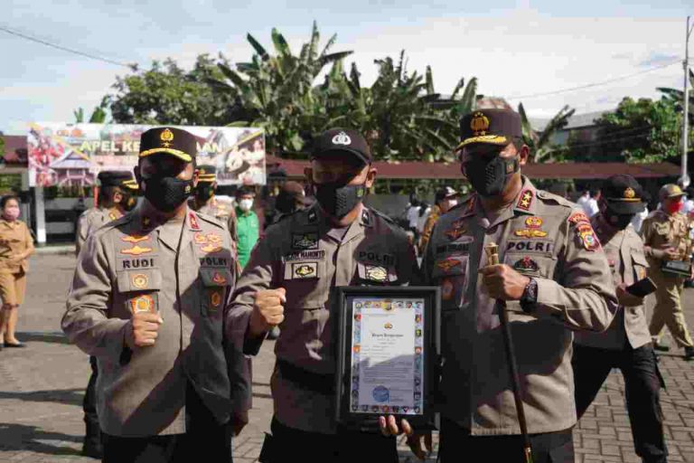 chief of north sulawesi regional police rewarded police sub inspector 2nd class herdianto here are his achievements 38983