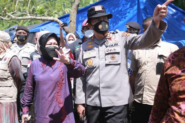 chief of ntb regional police accompanied social affairs minister to visit flood in west lombok 44501