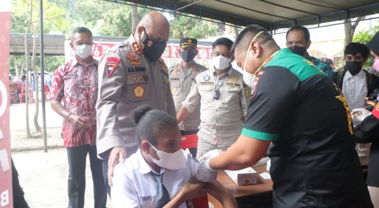 chief of papua regional police inspected mass vaccination event at 4 state senior high school of jayapura city 41115